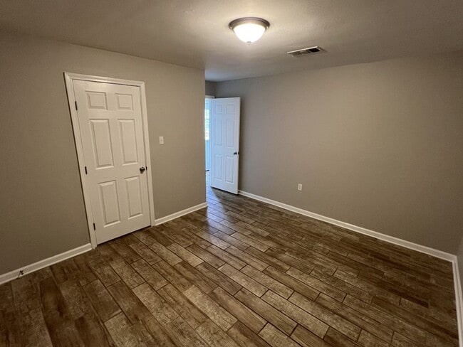 Building Photo - Charming 4-Bedroom Home with Large Backyar...