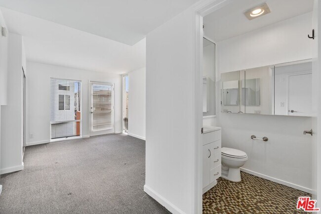 Building Photo - 114 Fleet St