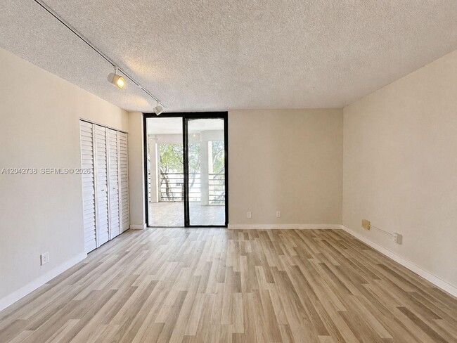 Building Photo - 20200 W Country Club Dr