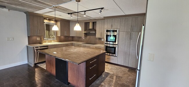 Building Photo - 930 Taylor Dr