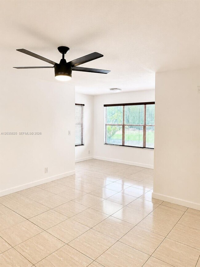 Building Photo - 663 Vista Isles Dr