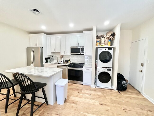 Building Photo - 162 Centre St