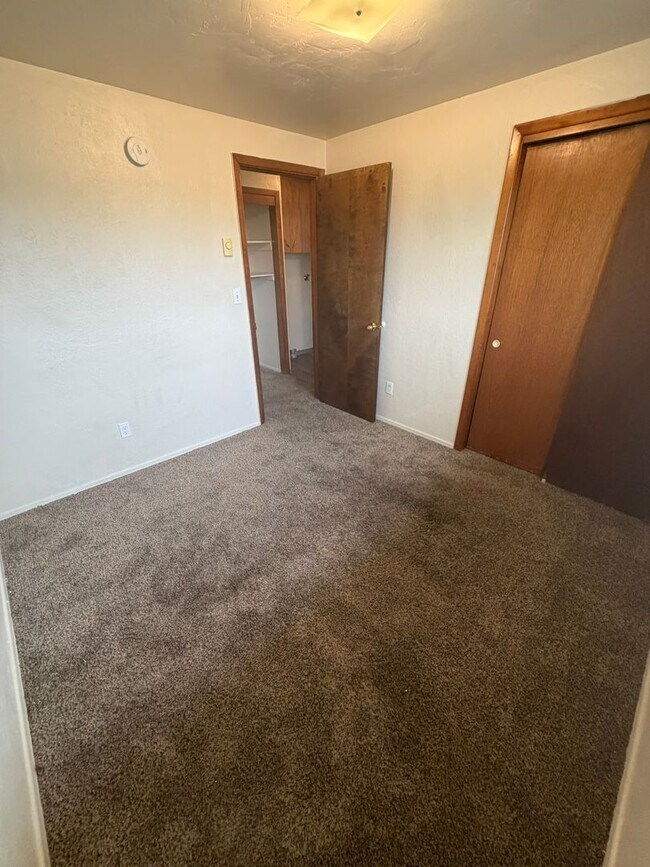 Building Photo - Large Two Bedroom Conveniently located Amenities!