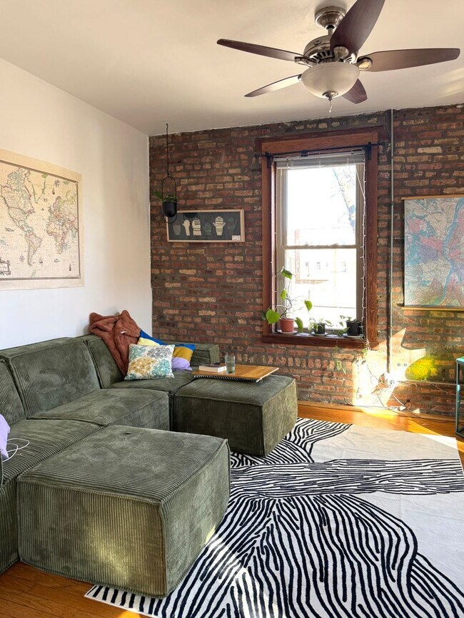 Building Photo - Ukrainian Village 2 Bedroom. Bright and Sunny. Big Bedrooms, Exposed Brick. Central HVAC. Free Fa...