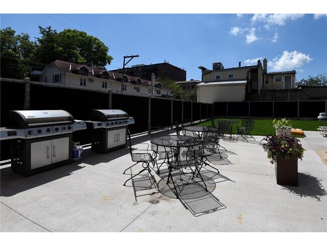 Building Photo - 2727 W 43rd St