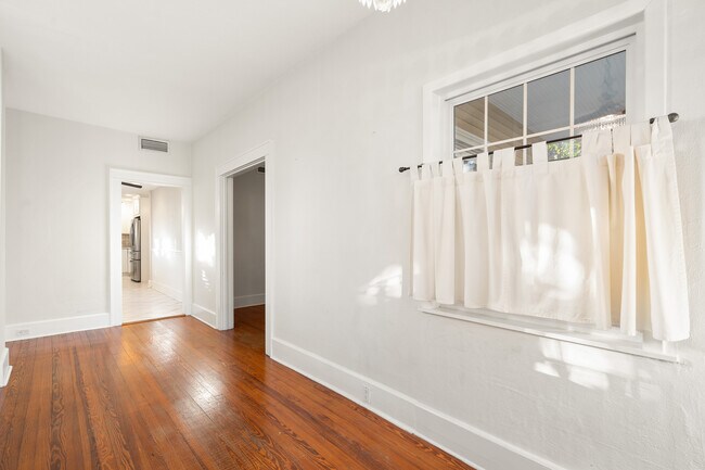 Building Photo - 1234 Beach Dr NE