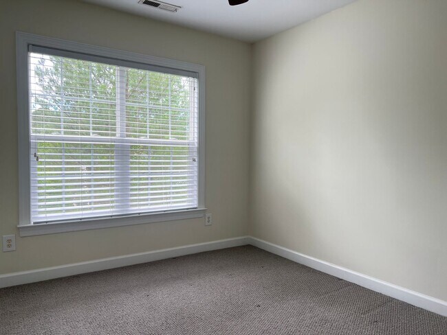 Building Photo - Spacious 3 Bed | 3.5 Bath End Unit Townhom...