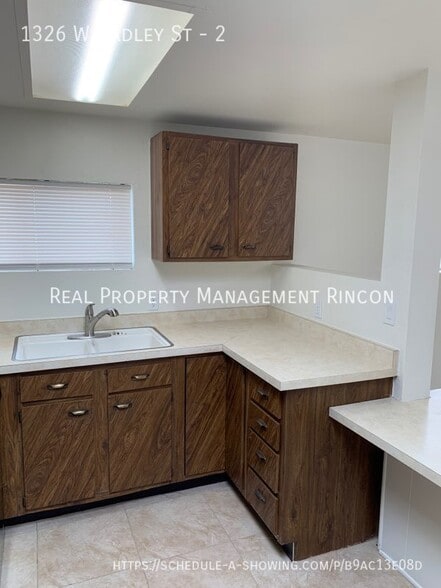 Building Photo - 1326 W Hadley St