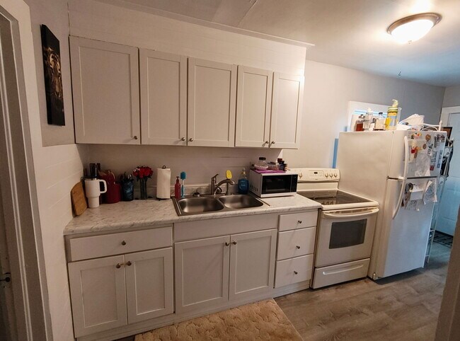 Building Photo - 617 N Appleton St