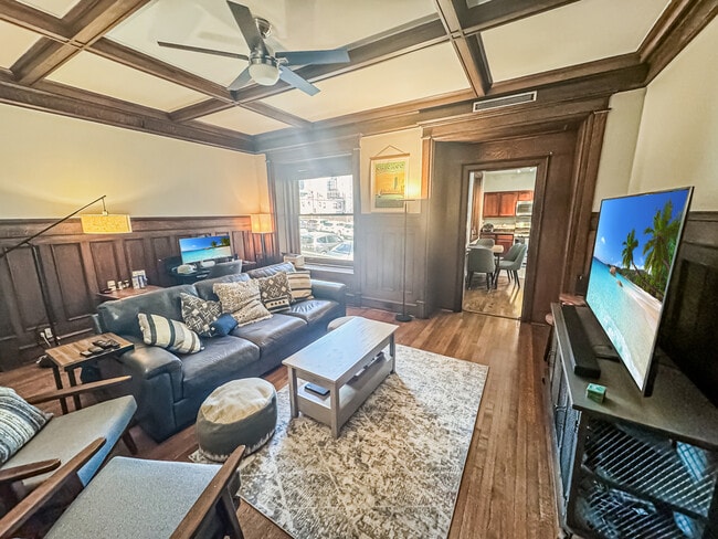 Building Photo - 559 W Surf St