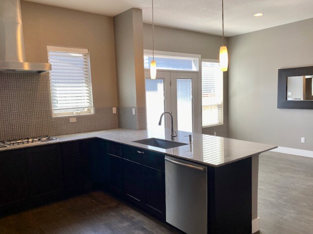 Building Photo - Across from Central Park, 3 bed/4 bath Townhome AVAILABLE 9/1/26