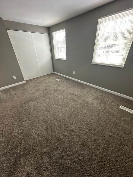 Main bedroom with closet - 35 Farmbrook Drive