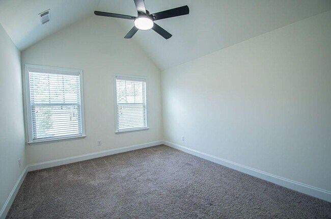 Building Photo - 1609 Lindley Ln
