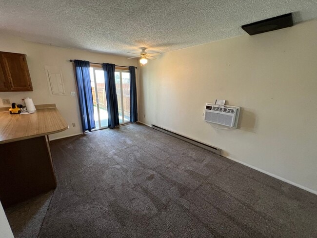Building Photo - 1 Bedroom 1 Bath Townhouse in Great Neighborhood