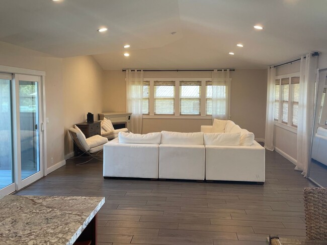 Building Photo - Beautiful 3 bedroom 3 bath home on dry side Waimea