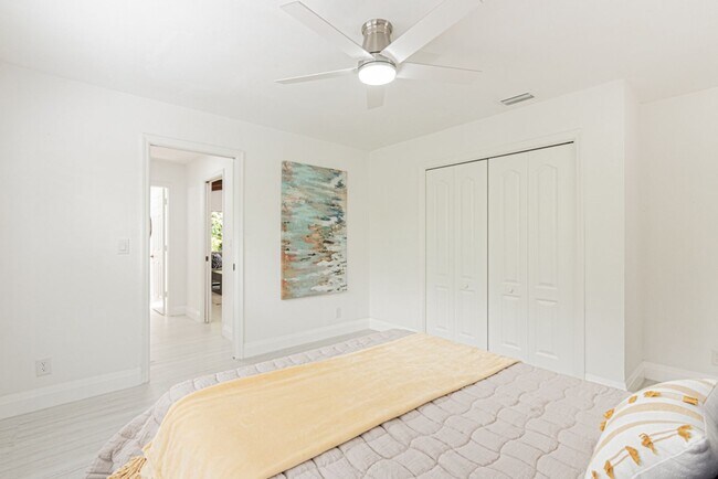 Building Photo - Newly Renovated 3 Bedroom Pool Home in Des...