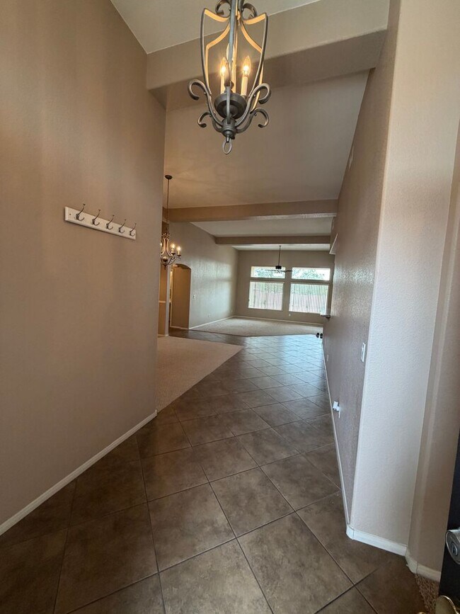 Building Photo - Spacious 4 bedroom