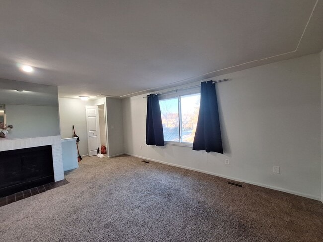 Building Photo - Charming Chesterfield Townhouse