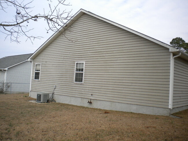 Building Photo - 813 S Dogwood Ln