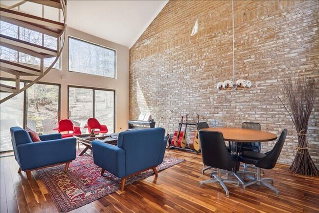 Building Photo - Uniquely located, and beautifully appointe...