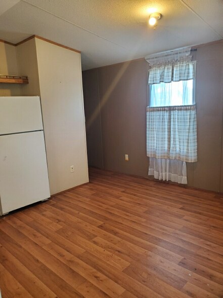 Building Photo - 494 Crooked St