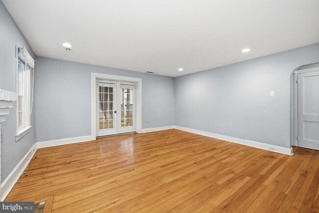 Building Photo - 304 Elm Ave