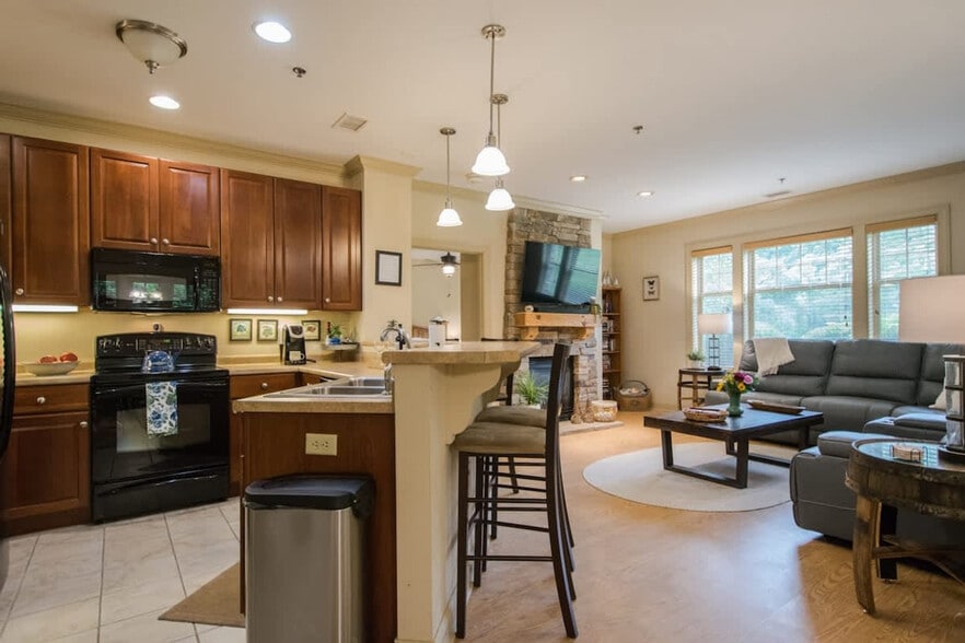 Building Photo - 1560 Country Club Dr