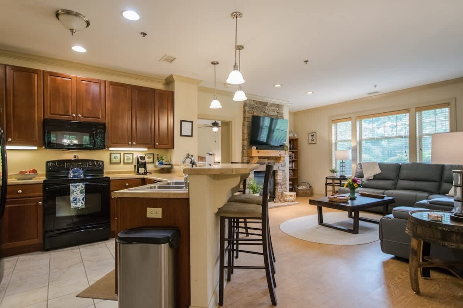 Building Photo - 1560 Country Club Dr