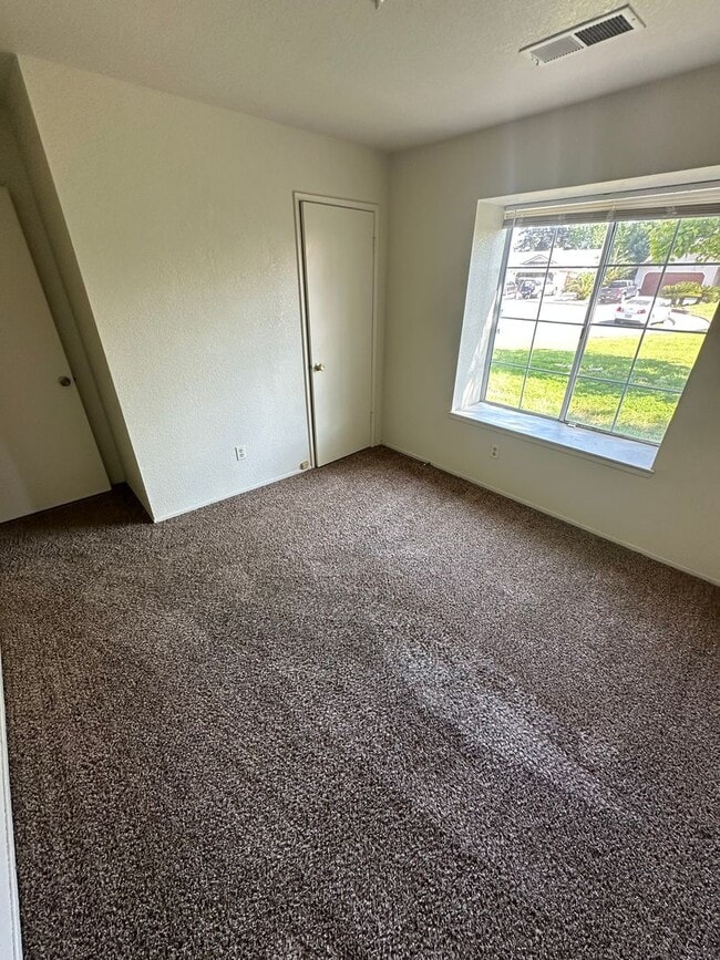 Building Photo - 3 bedroom 2 bath home for rent