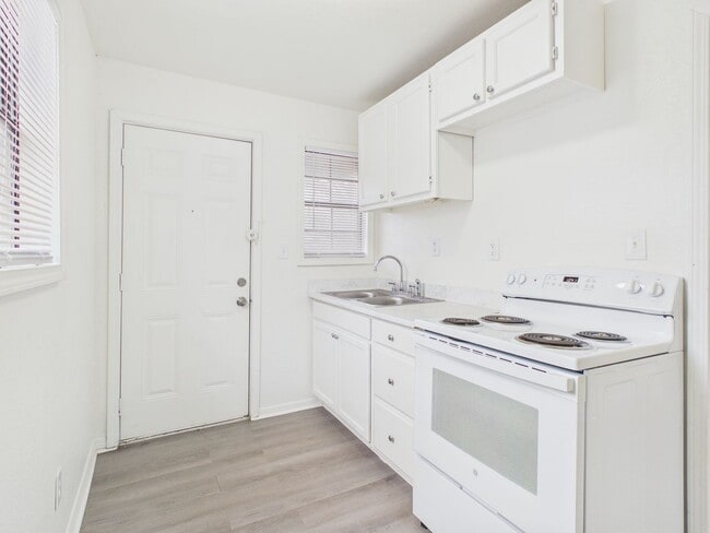 Building Photo - 1209 SW 20th Ave