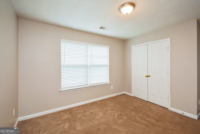 Building Photo - 135 Lakeside Cir