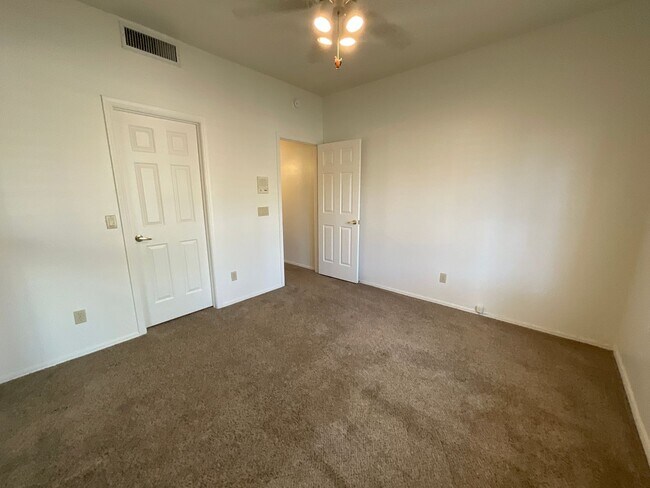 Building Photo - Great eastside location on cul-de-sac lock...