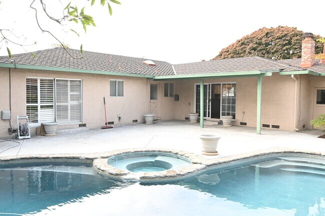Building Photo - Prime Willow Glen, Just In Time for the Ho...