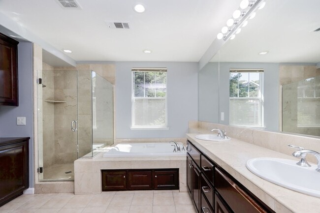 Building Photo - 3 Bed / 2.5 Bath beautiful end unit townhome with tons of upgrades. YouTube Tour!!