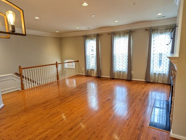 Building Photo - Gorgeous 3 level townhouse in North Potoma...