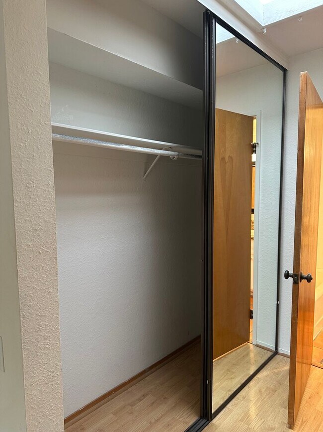 Building Photo - MISSION HILLS-SPACIOUS 2BR /2BA WITH MODER...