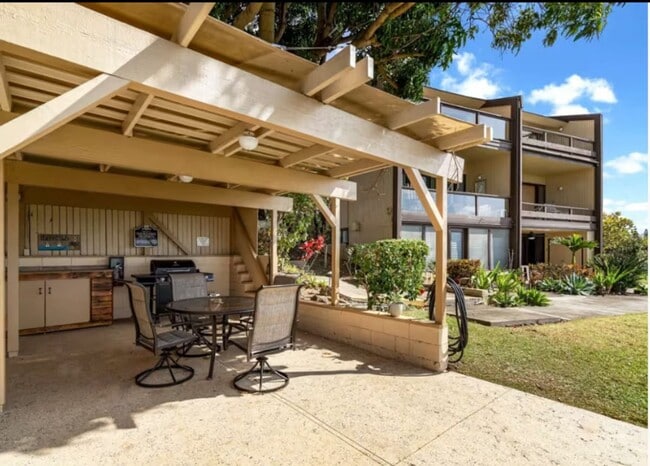 Building Photo - One Bedroom / One Bath Condo on Golf Course with Ocean Views!