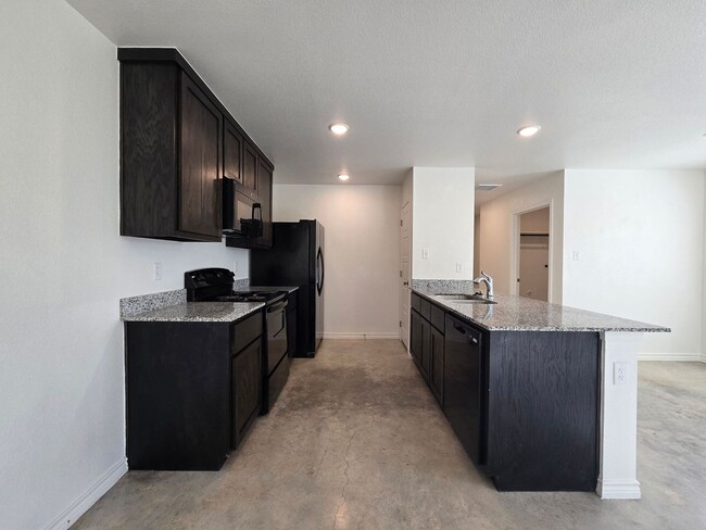 Building Photo - RENT SPECIAL - AVAILABLE NOW!