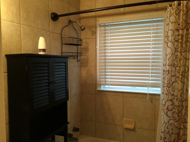 Building Photo - Cozy New Bern Home!