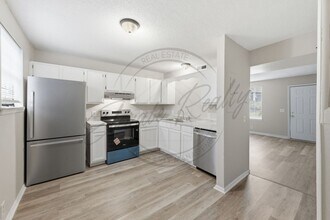 Building Photo - Two Bedroom Townhouse with Updates in North Nashville!