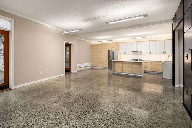 Building Photo - 2562 Dexter Ave N