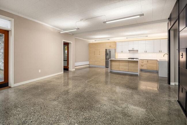 Building Photo - 2564 Dexter Ave N