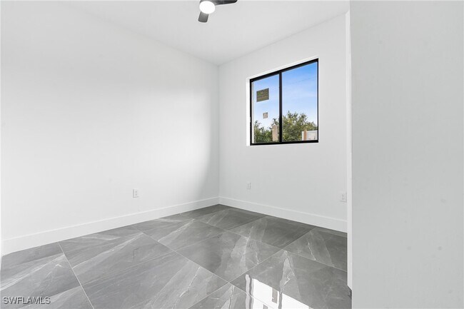 Building Photo - 922 Dobbins St E