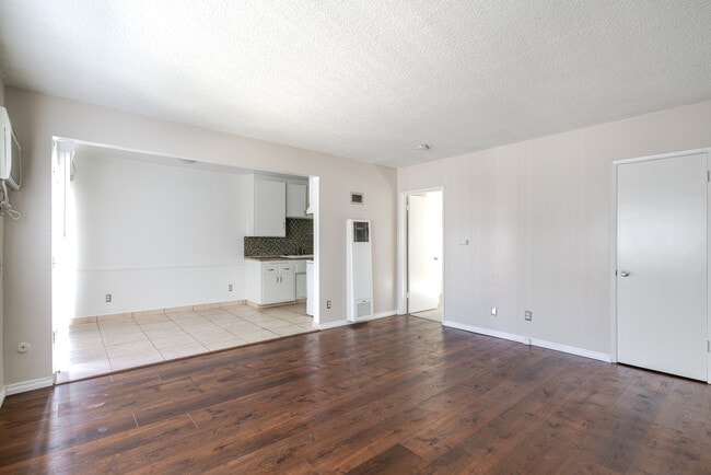 Building Photo - 320 E Del Mar Blvd