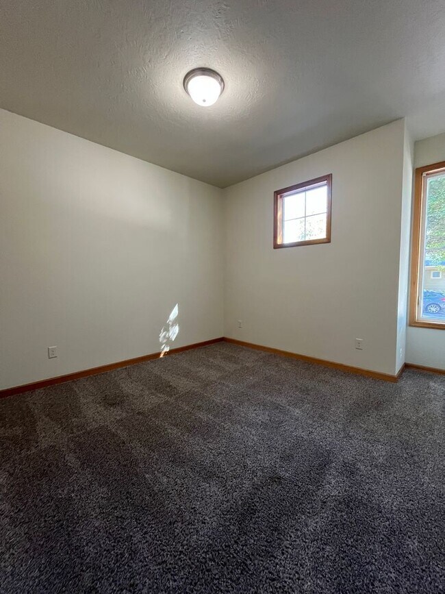 Building Photo - (MUS) Large 3 Bed/2 Bath Town Home