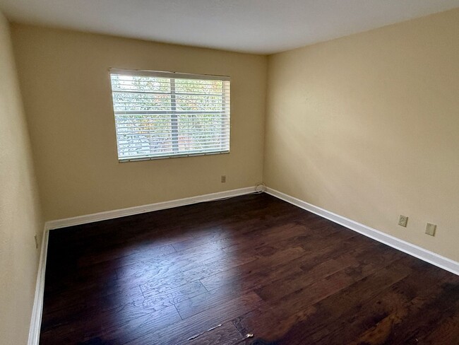 Building Photo - 2/1.5 Townhome located in Tampa with Priva...