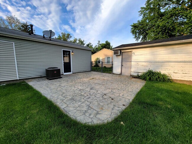Building Photo - Fully Renovated 3 Bed Home in Southwest Champaign