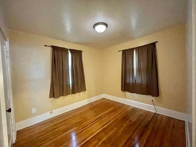 Building Photo - ADORABLE 4 bedroom standalone home