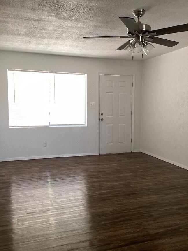 Building Photo - Newly Renovated 3 Bed House!