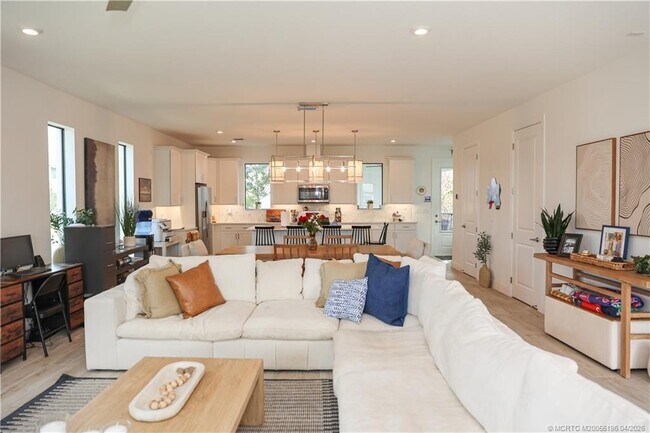 Building Photo - 950 SW Pr Ave